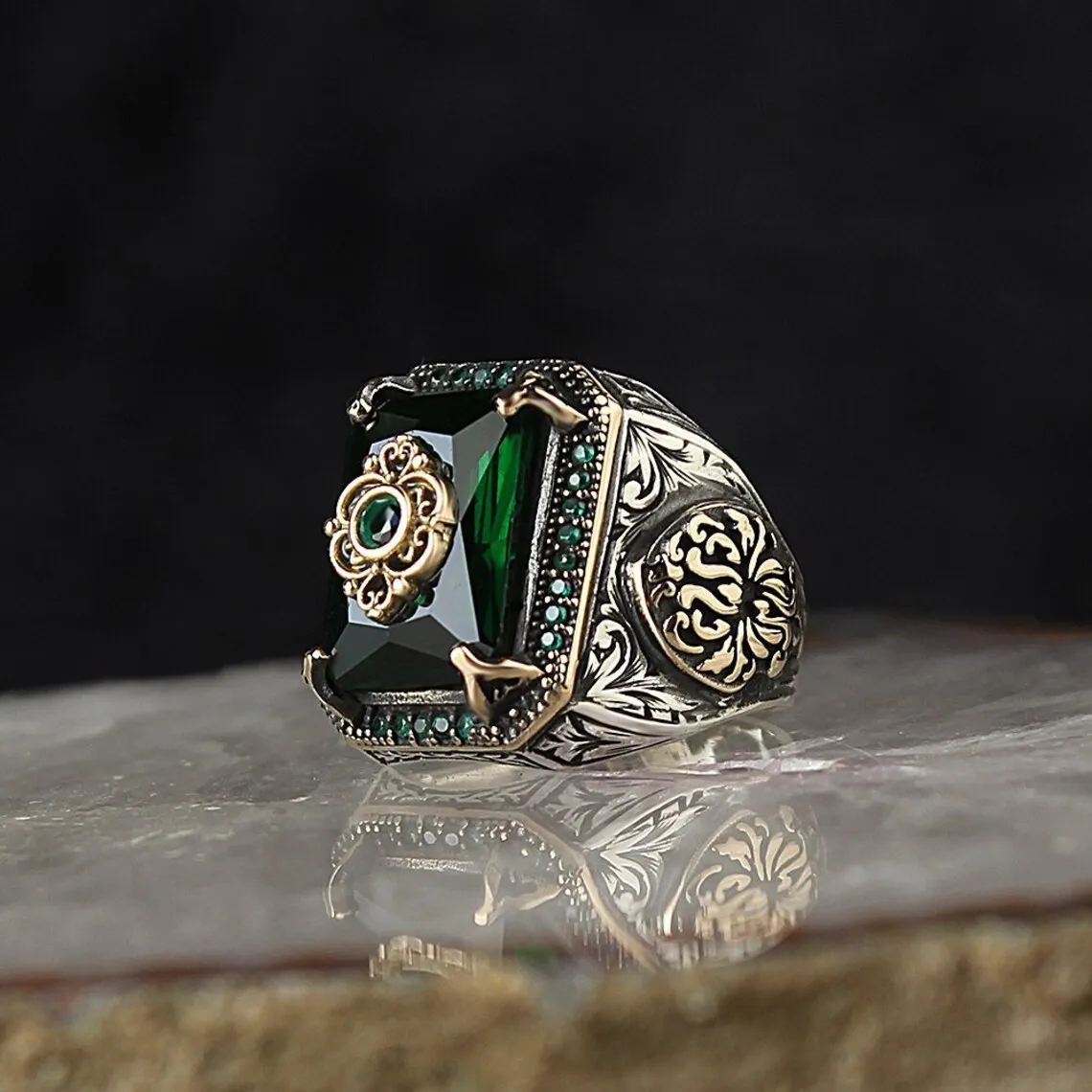 

New Inlaid Emerald Men's Luxury Ring Personality Retro Domineering Personality Ring To Attend The Banquet Party Jewelry