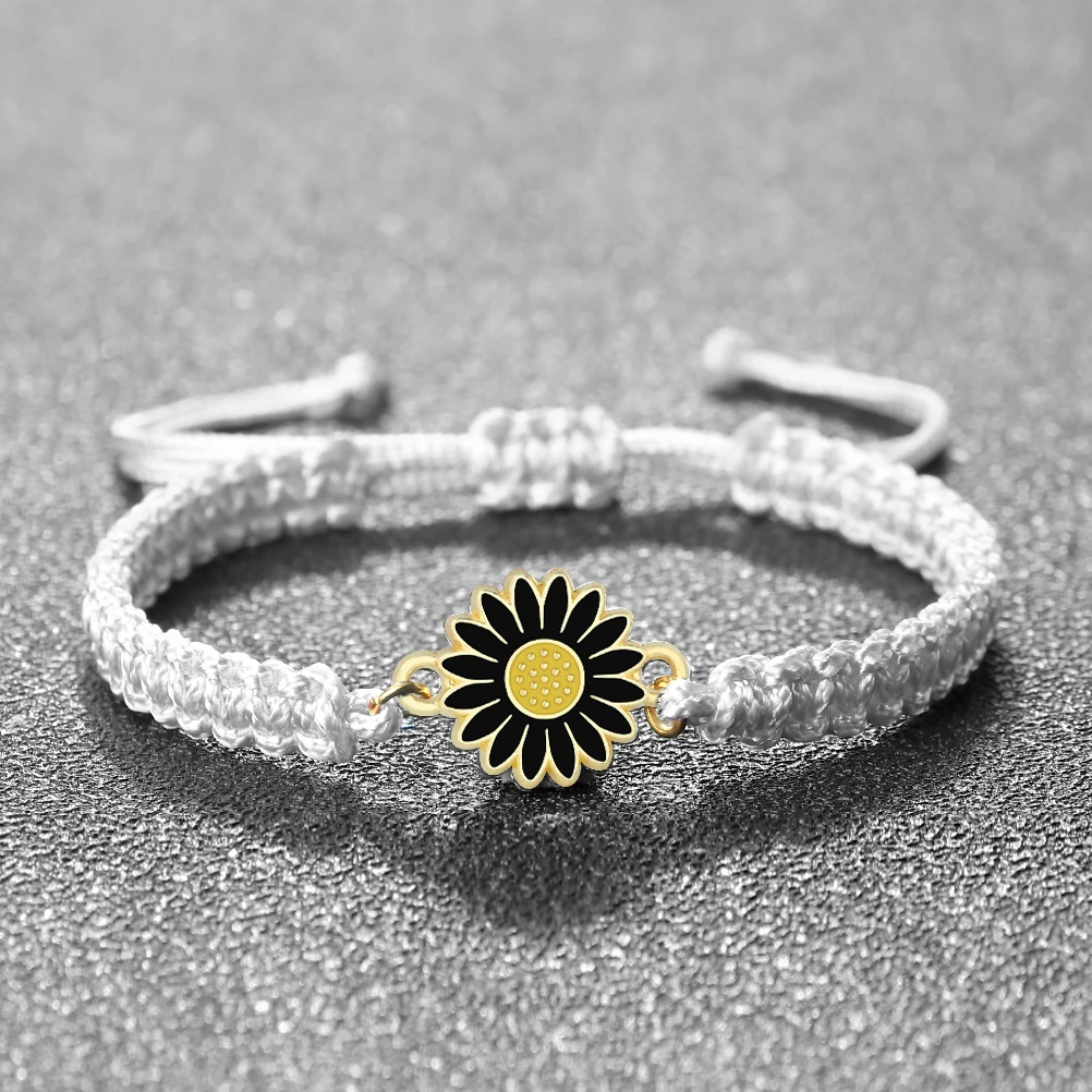 Летний браслет с подвесками в виде маргариток красного и черного цвета