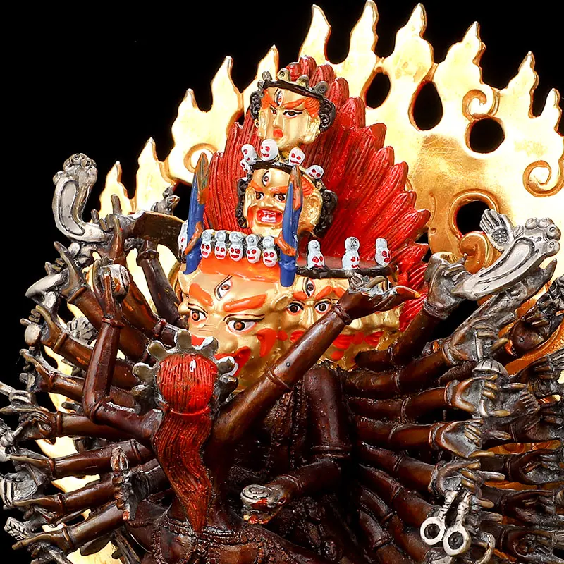 Статуя Будды Ваджра в дауиде сделана из чистой меди антикварного цвета