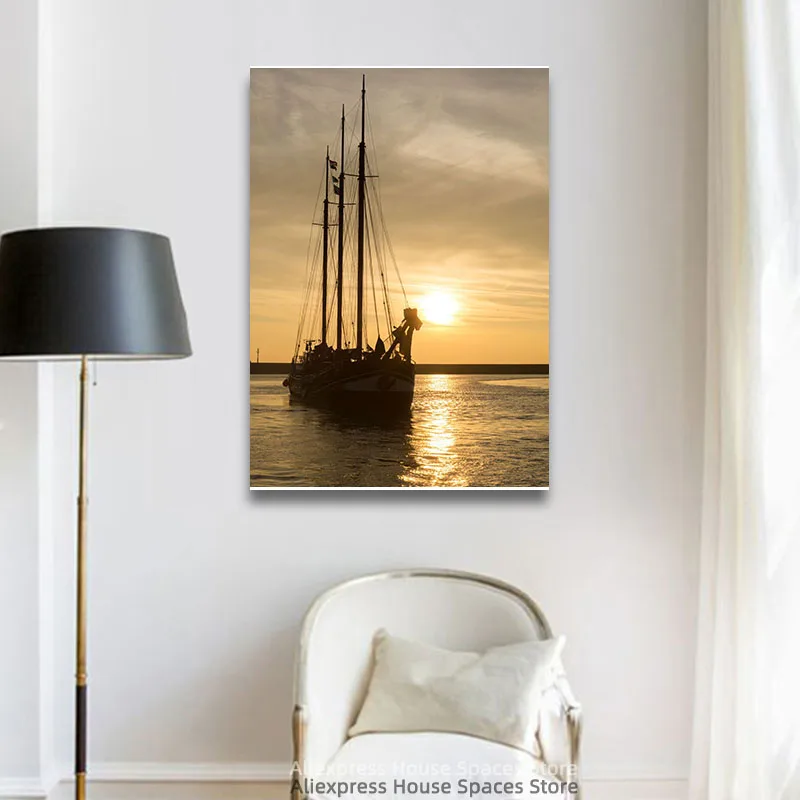 Парусная лодка плавание по направлению к порту во время заката. Отражения воды