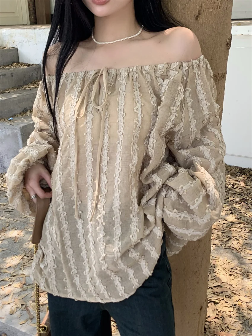 Женская блузка с рукавами-фонариками открытыми плечами