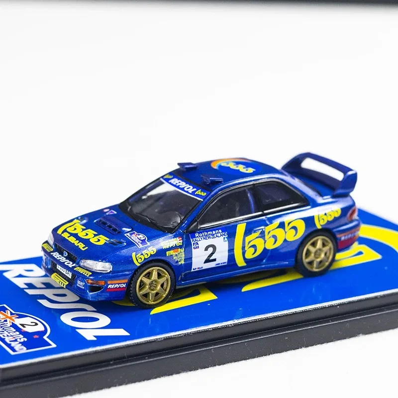 Модель автомобиля из окрашенного сплава FineWorks 1:64 Subaru WRX GC8 WRC с раллийной тематикой