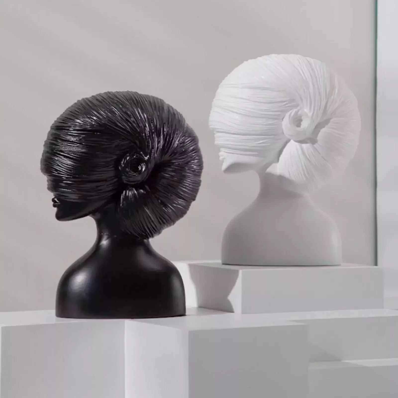 

Modern Lady Statue Figurine Sculpture Ornament for Desktop Office Home Accessories