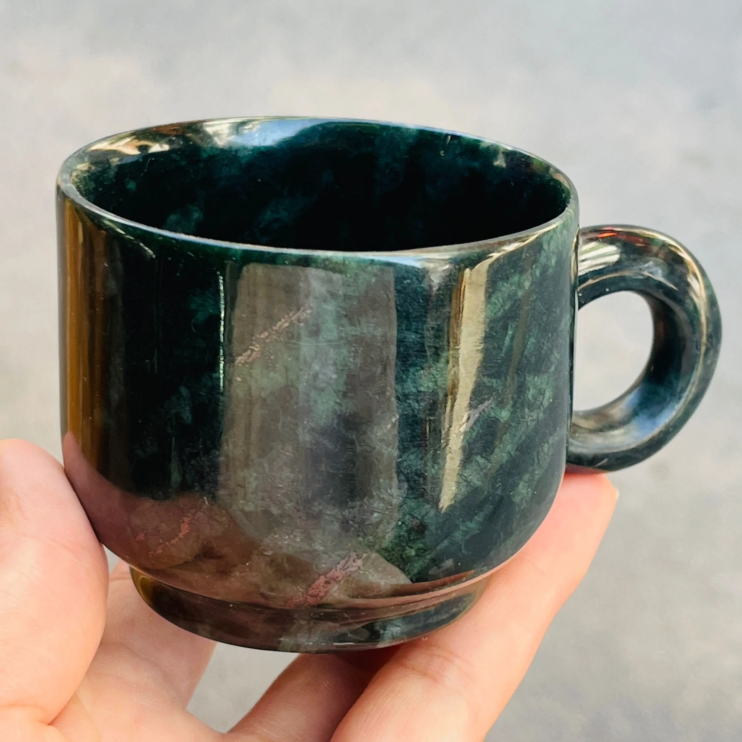 Кружка с ручкой из натурального камня нефрита молочного кофе