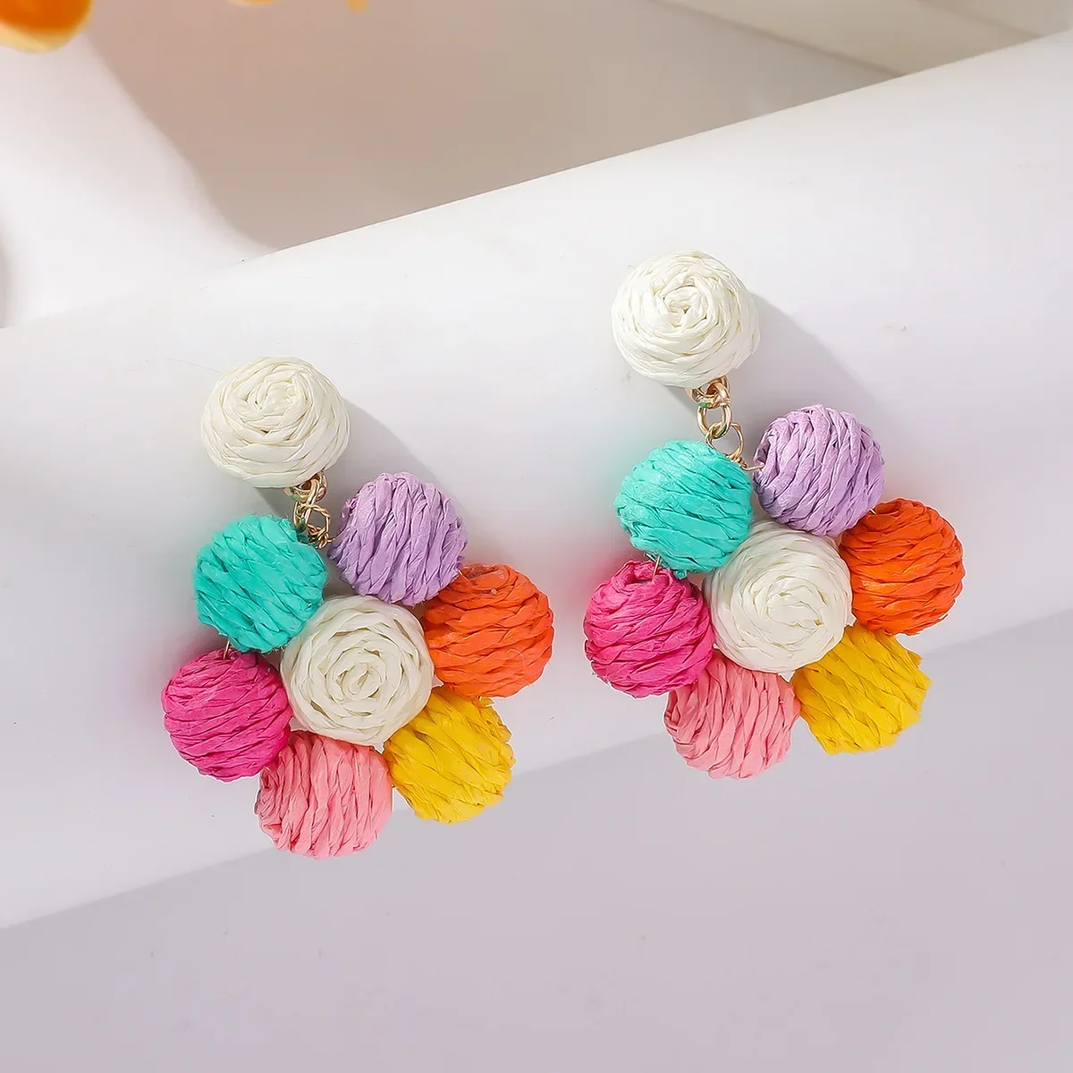 Симпатичные плетеные серьги-гвоздики из рафии с цветным стерео круглым шариком