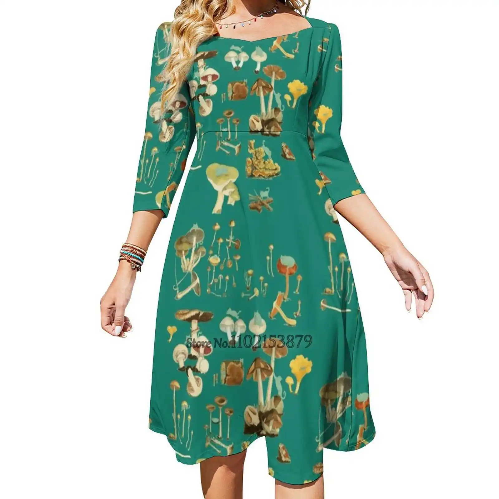 

Кошачий гриб! Платье с открытой спиной, квадратным вырезом и шнуровкой сзади