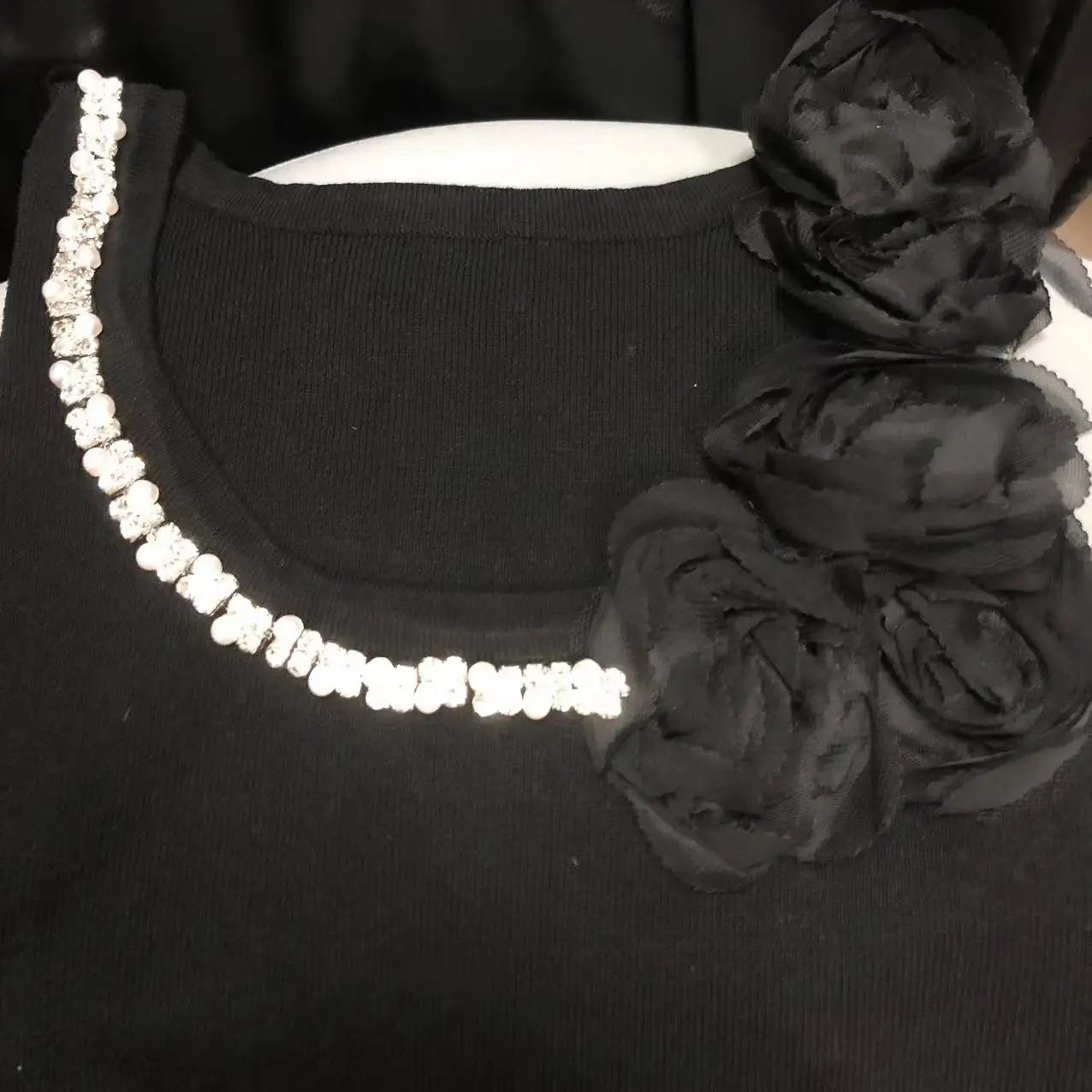 Женский трикотажный жилет с блестками и цветочным принтом