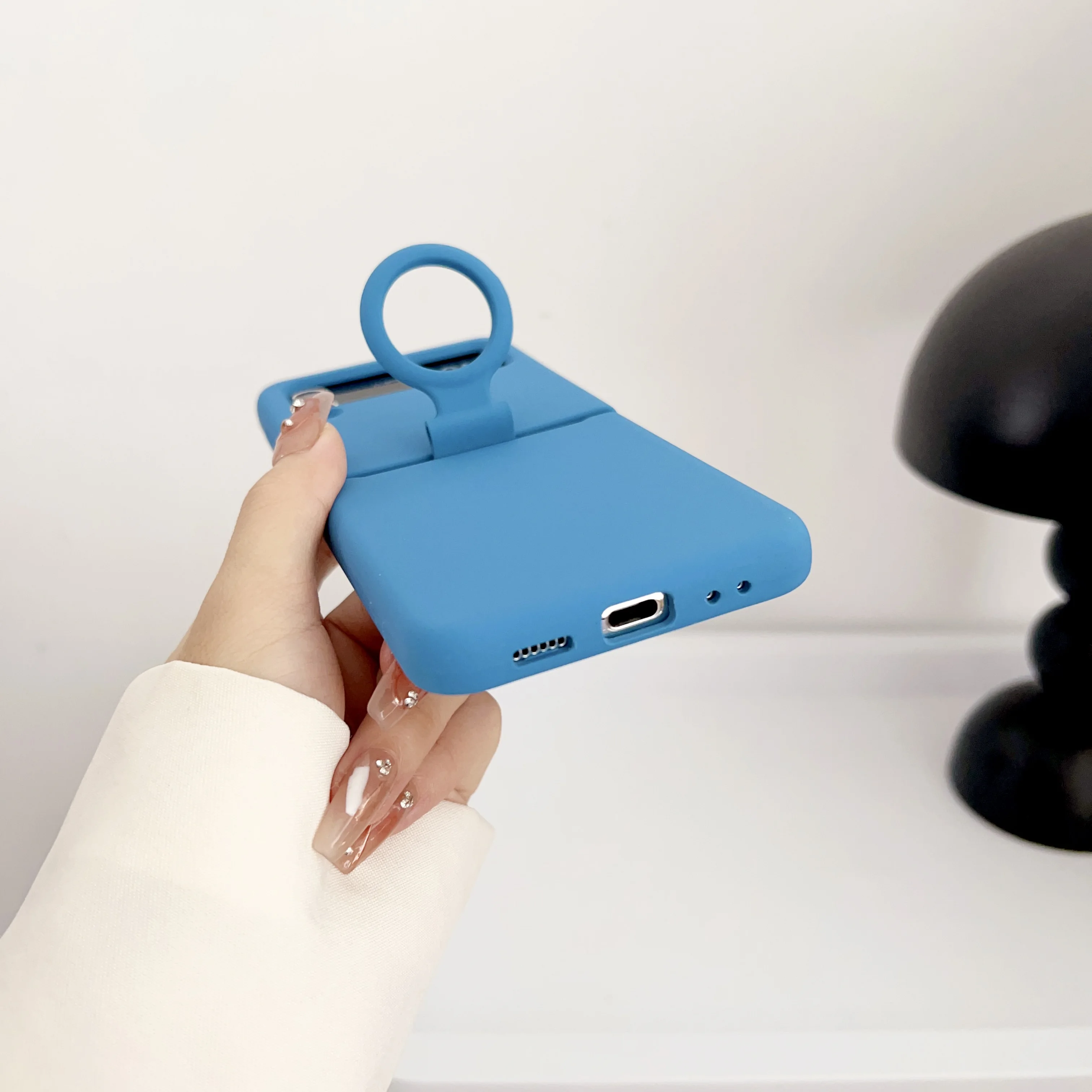 Противоударный чехол из жидкого силикона с кольцом на палец тонкий мягкий для