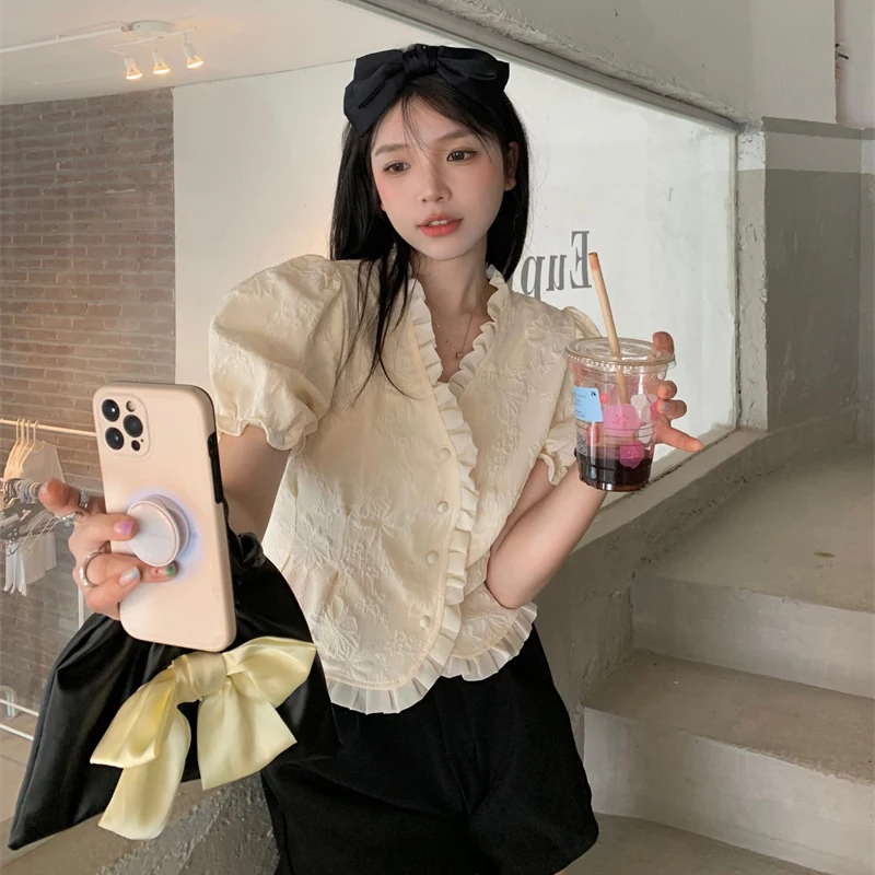 Женская короткая блузка с V-образным вырезом и оборками