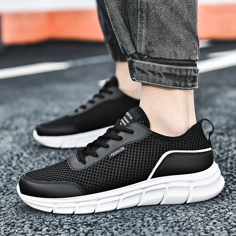 Мужские легкие кроссовки сетчатые на шнуровке лето 2024