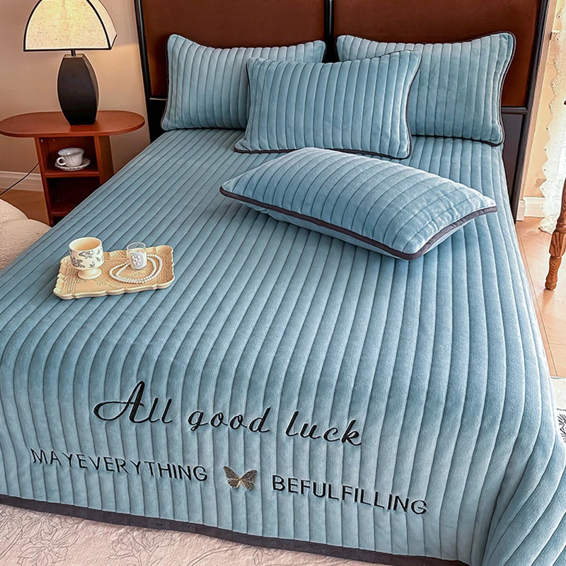 Молочное бархатное зимнее покрывало трехсекционное утолщенное односпальное для