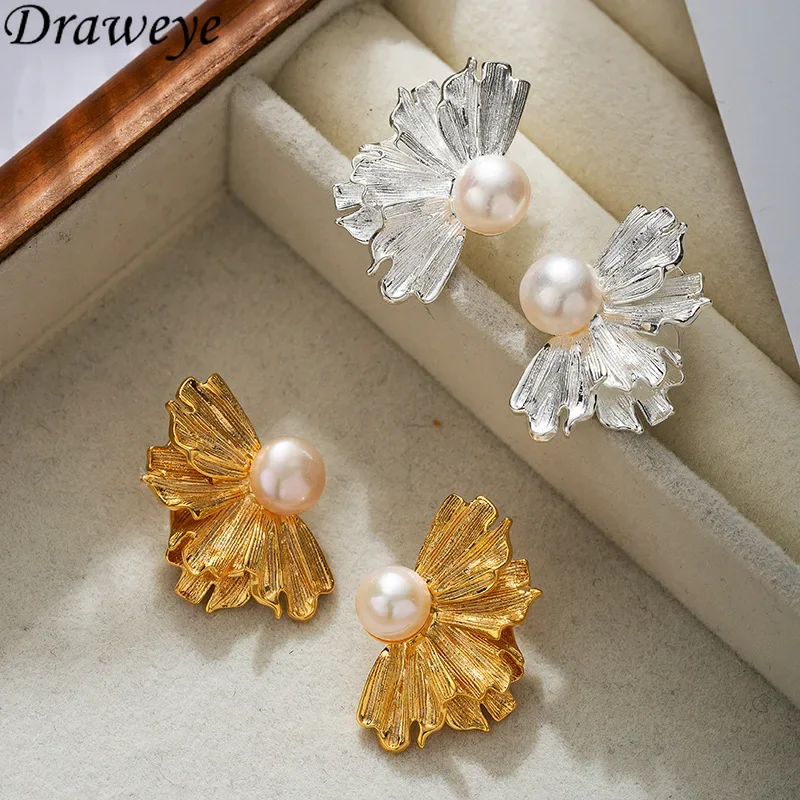 Женские серьги-гвоздики с жемчугом