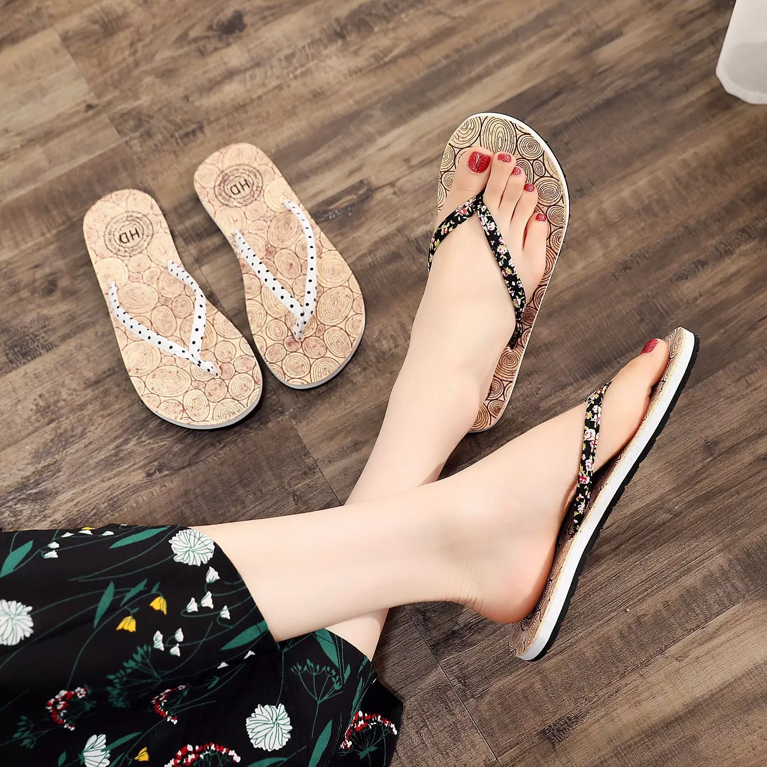 

2022NEW summer fashion women's shoes new slippers wood flat shoes wholesale beach flip-flops students