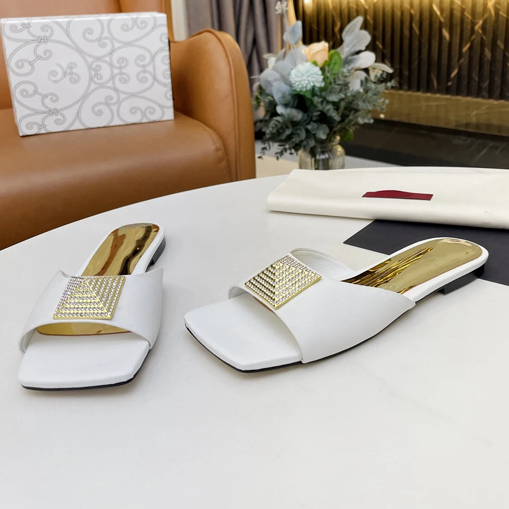 Женские босоножки с квадратным носком на высоком массивном каблуке большие