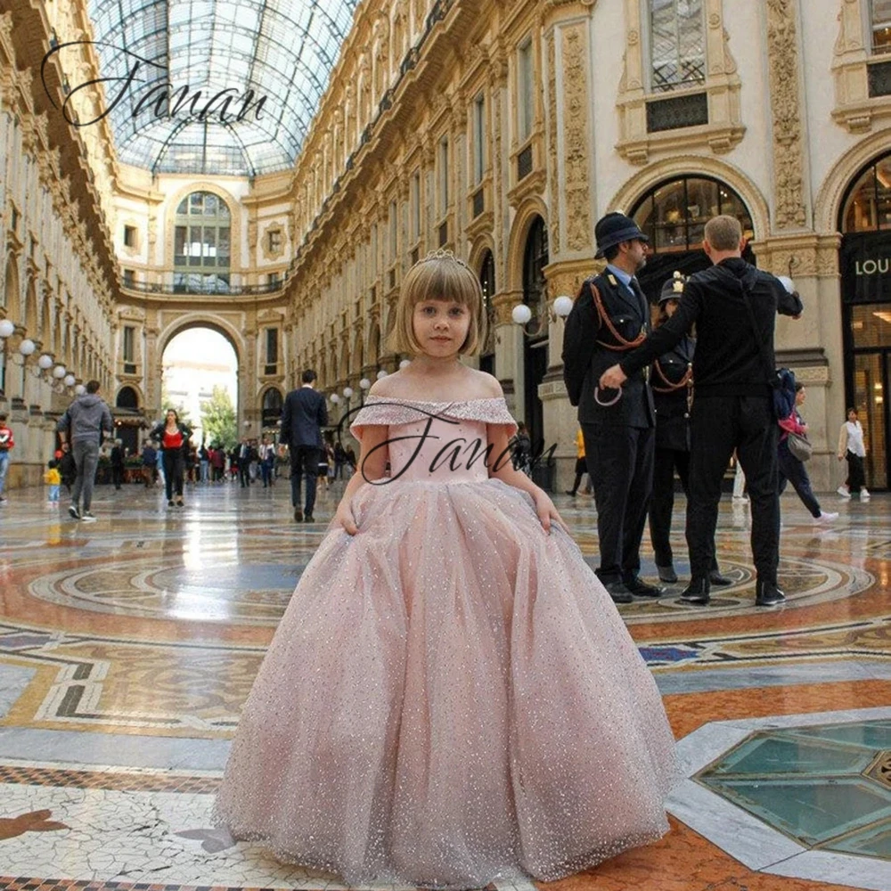 Фото Детское платье с блестками и шлейфом, с открытыми плечами №2