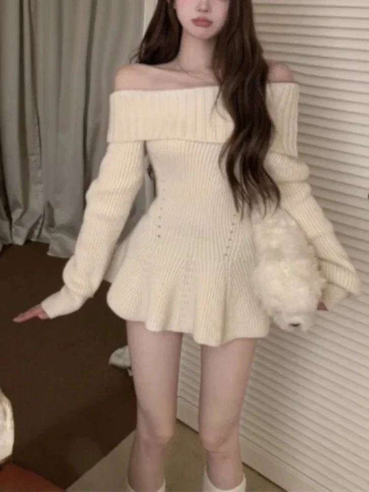 Женский вязаный пуловер с вырезом и открытыми плечами