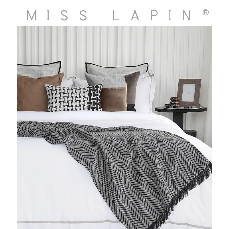 Современная отделка интерьера кроватная дорожка зигзагообразный узор