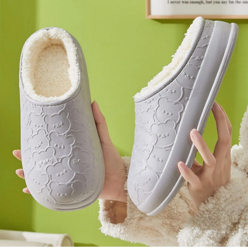 

Новые женские зимние теплые хлопковые тапочки с принтом маленького медведя мягкие Водонепроницаемые кожаные удобные мужские ботинки для пар