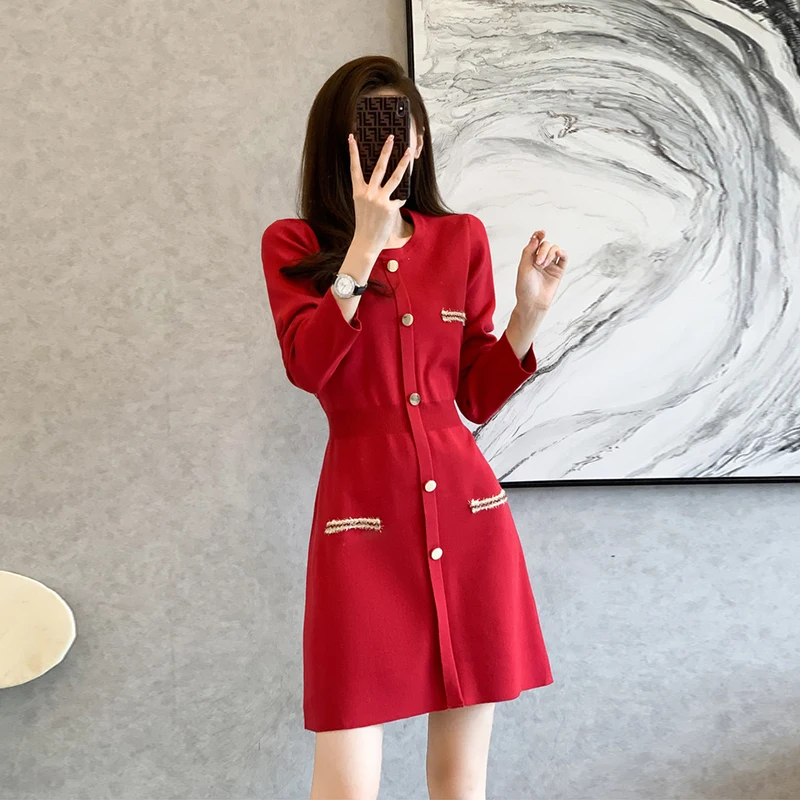 

Трикотажное платье-трапеция на пуговицах, с круглым вырезом и длинным рукавом