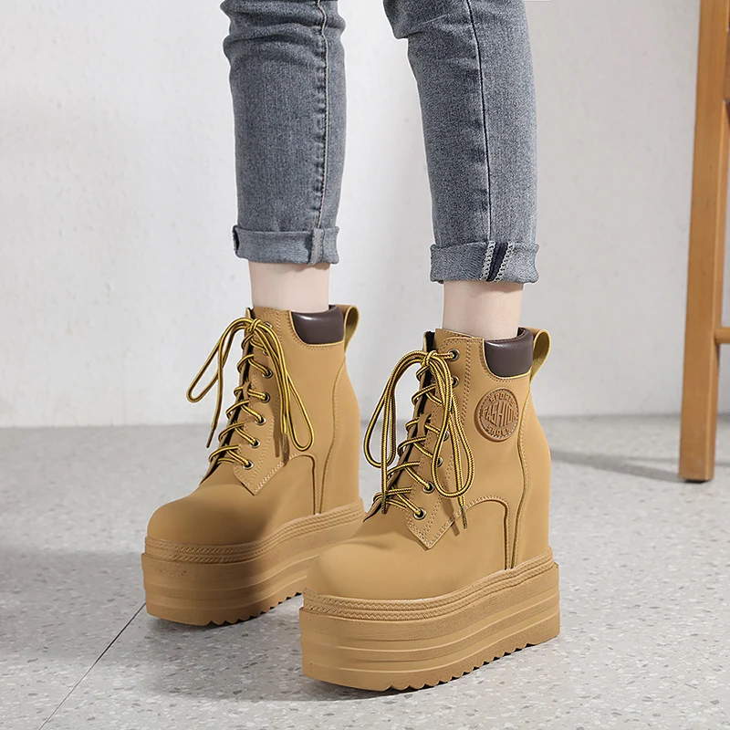 Женские ботинки на платформе Goth ботильоны танкетке со шнуровкой и цепочкой цвет