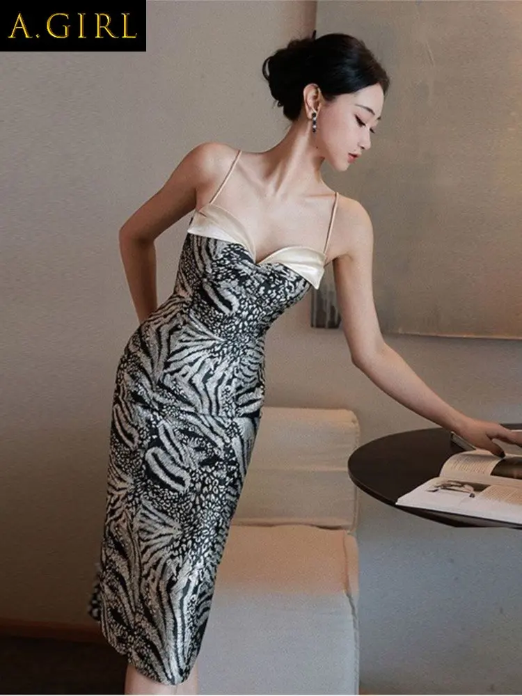 

Женское облегающее платье на бретельках с леопардовым принтом