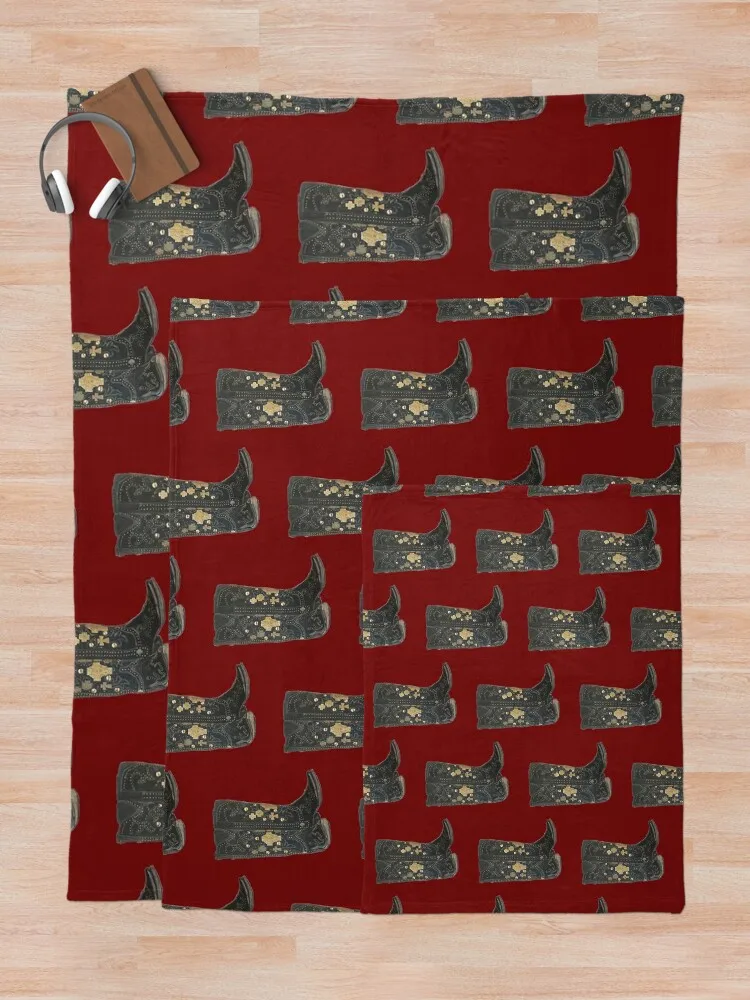 Черные ковбойские сапоги с шипами и крестиками бордовым покрытием. Зимние