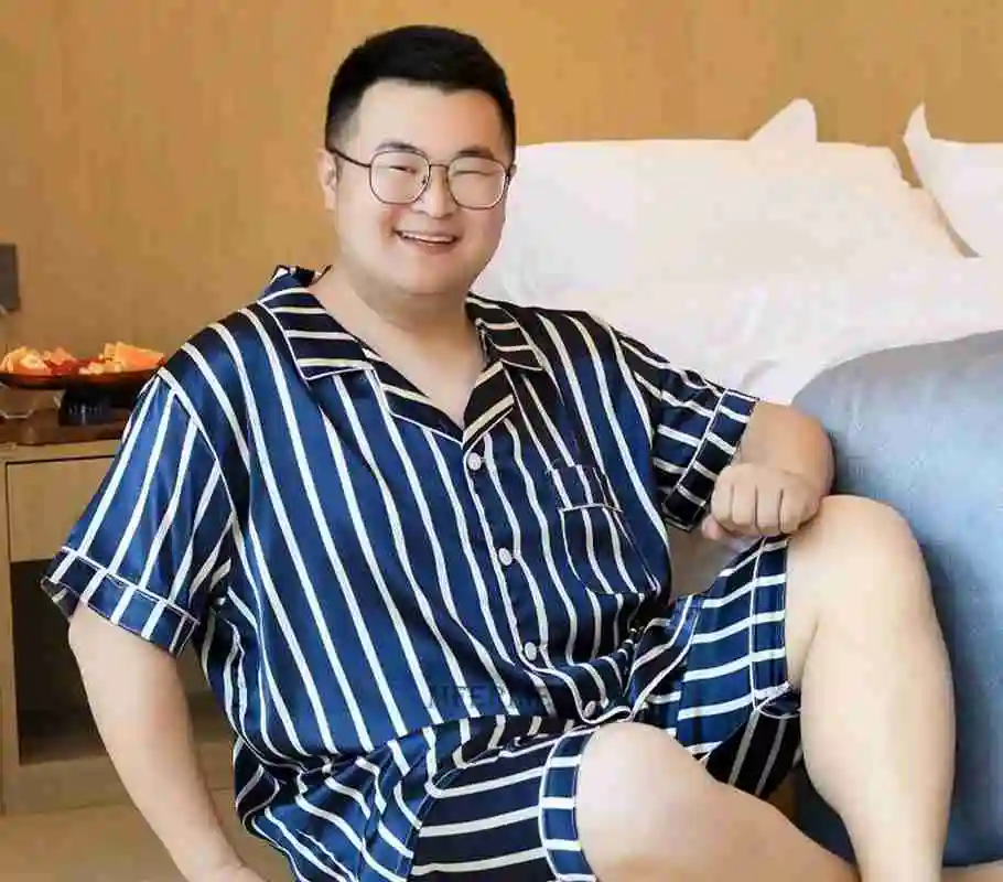 

Новинка, Мужская пижама 6XL с цветочным принтом и шелковым рукавом, 54 пижамы, Летняя короткая ледяная пижама в горошек, размеры 7XL, Женская Удо...