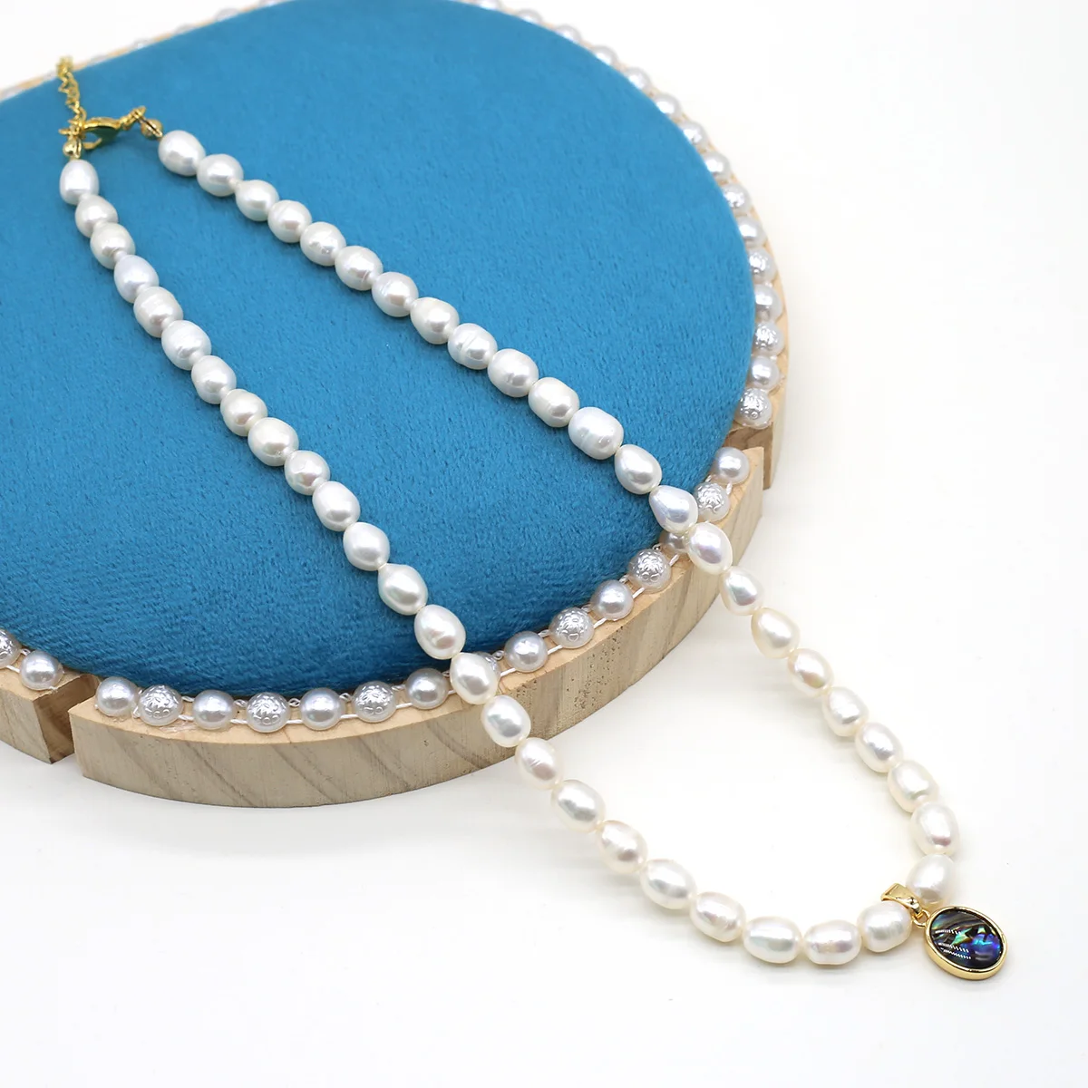 

Natural Freshwater Pearl Rice Bead Necklace Oval Pendant Metal Chain for Women Charm Jewelry Party Accessories Gift