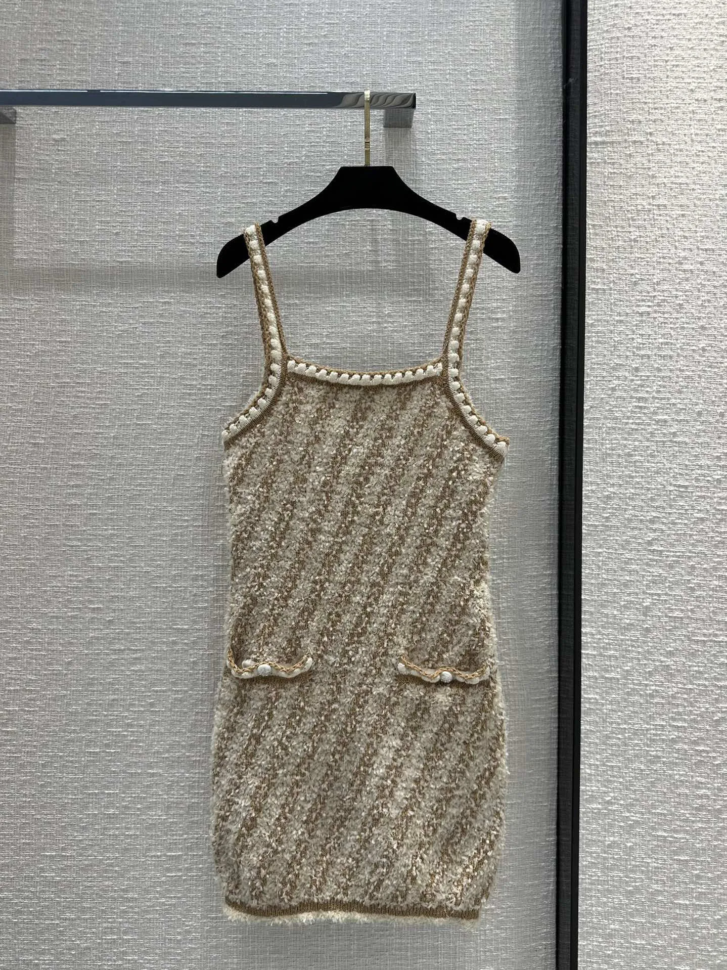 

Трикотажное платье в диагональную полоску на бретелях, Повседневная мода, Новинка лета 2023, стиль 0322