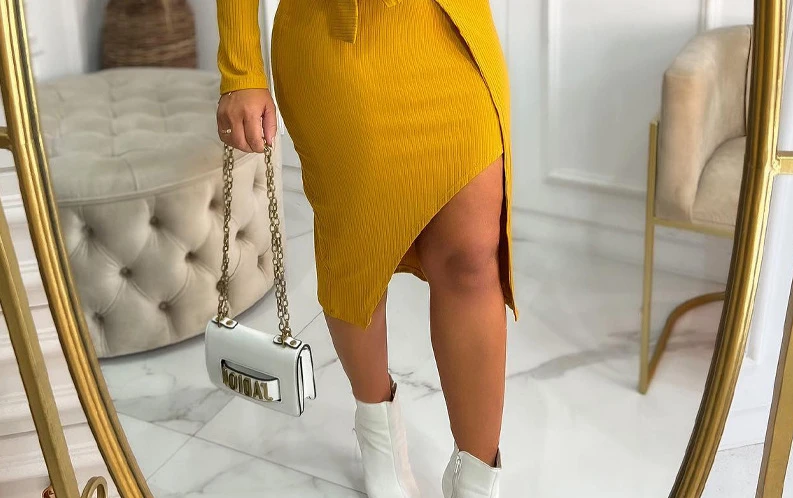 Женское однотонное тонкое облегающее платье с круглым вырезом и завязками