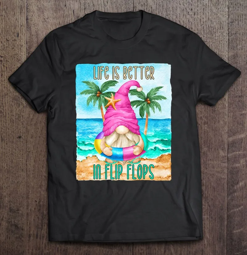 

Футболка мужская с принтом «жизнь лучше в шлепанцах на пляже с забавным гномом»