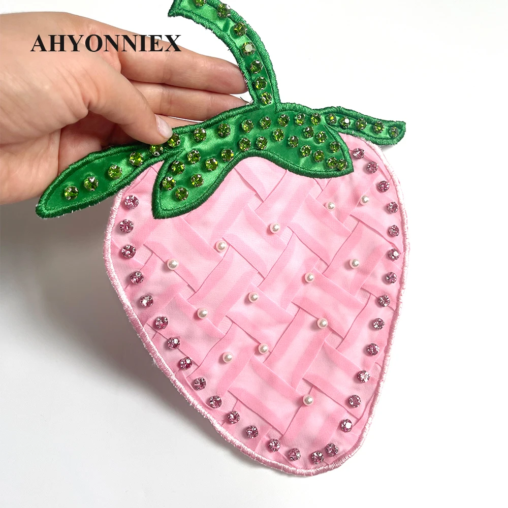 Украшение для одежды украшенное бусинами в виде клубники 21 см X 26