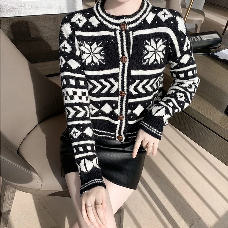 

Black And White Women's Long-sleeved Sweaters Thicken Tops Coat Sweaters 2020 Diamond Stitching Pattern Knit Cardigan Sweater