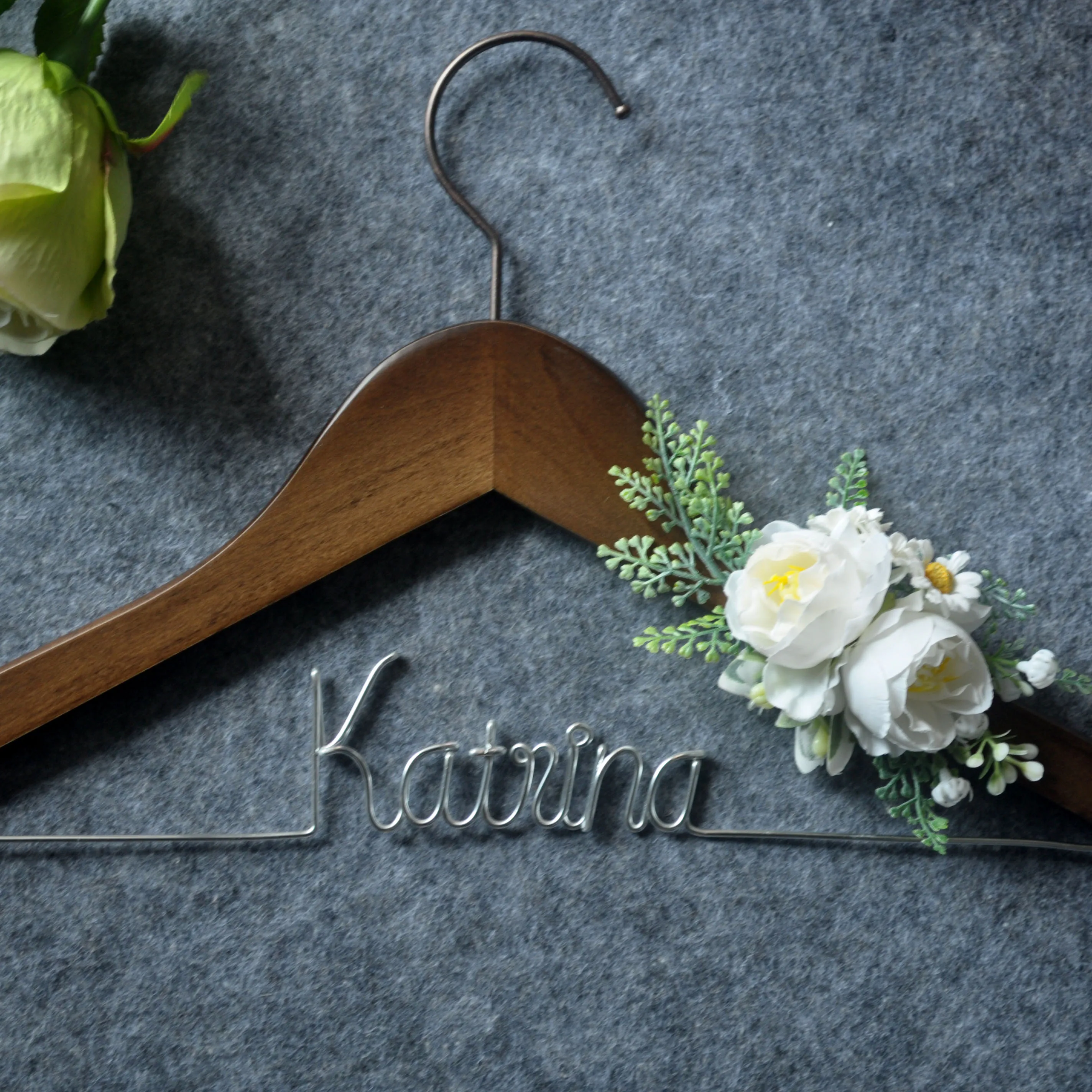 Свадебная деревянная вешалка для подружки невесты персонализированная