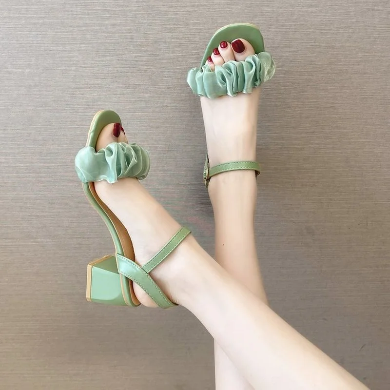 

Женские Плиссированные сандалии, летние пляжные шлепанцы с квадратным открытым носком, без застежки, с ремешком с пряжкой, Размеры 35-43, 2022