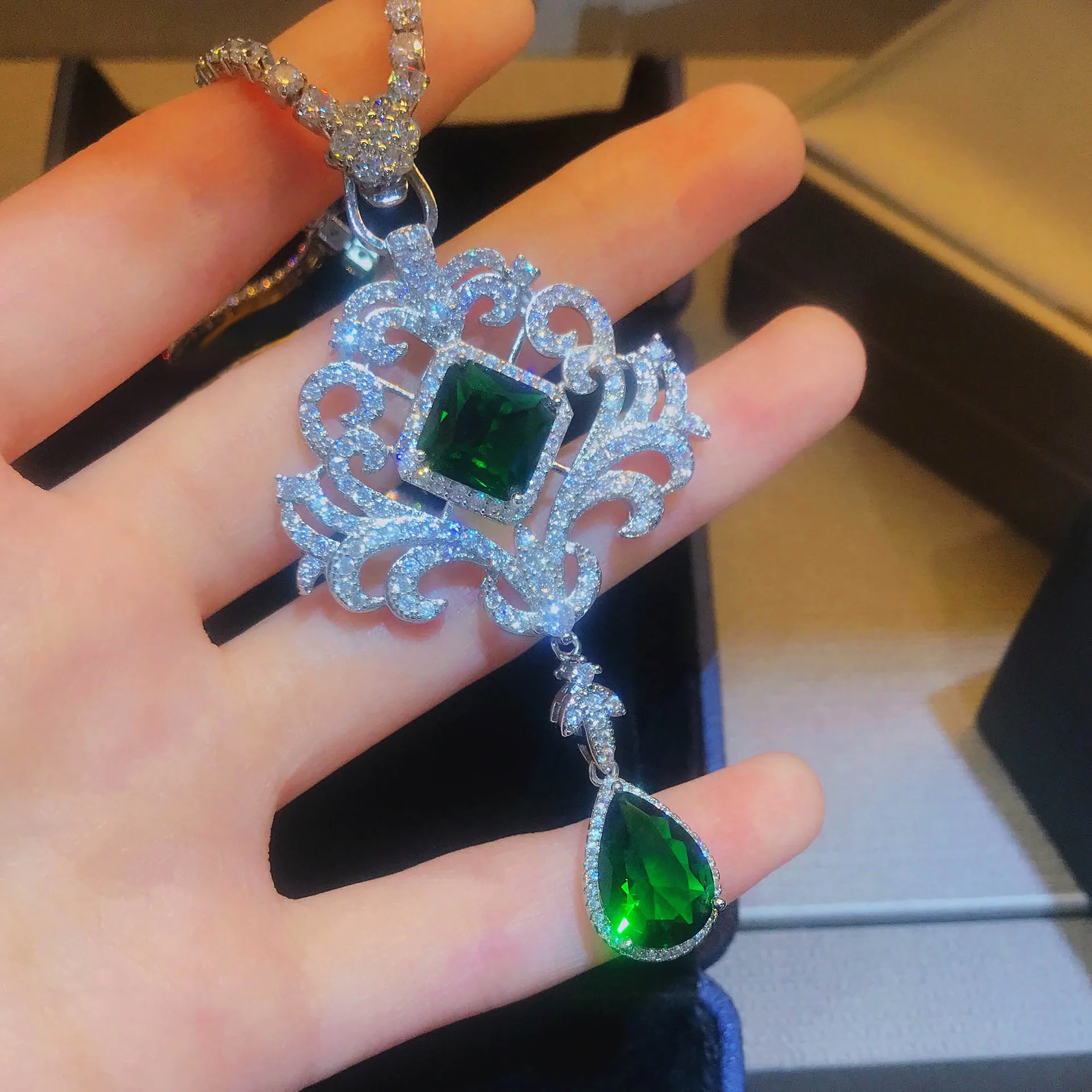 

RUZZALLATI 2022 New Necklace for Women Hollow Design Vintage Emerald Gemstone Pendant Necklace Chain Banquet Party Fine Jewelry