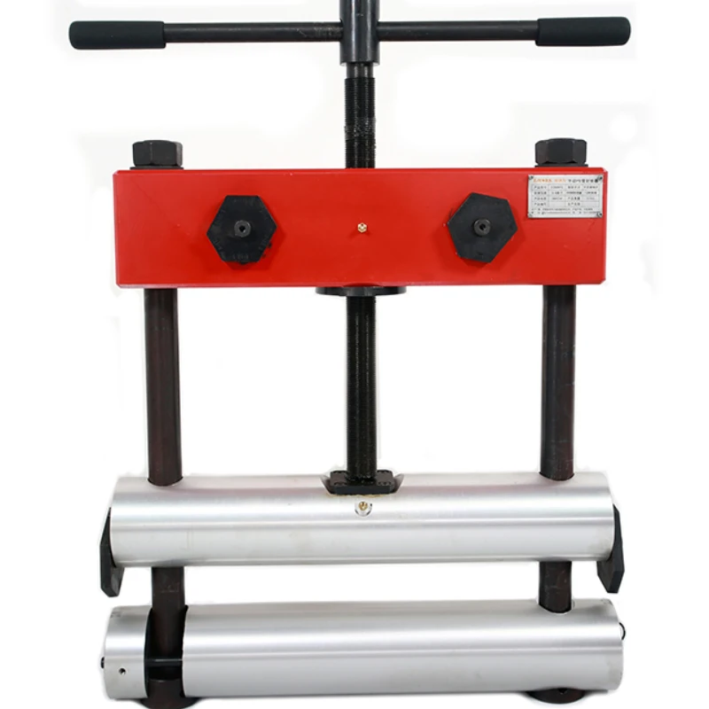 

Portable manual pipe squeezer for pipeline blocking
