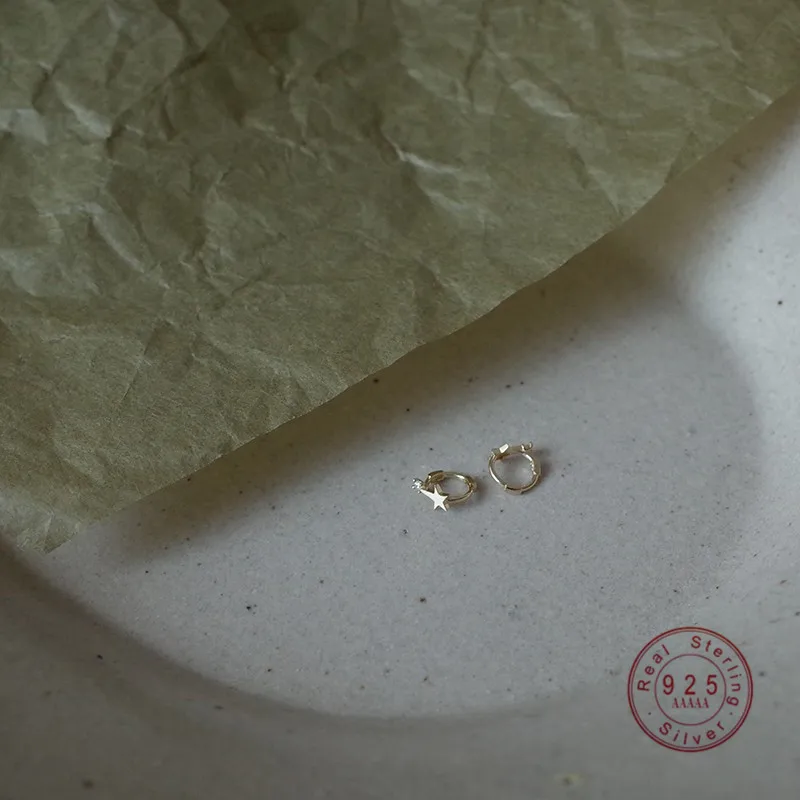 

Женские серьги-гвоздики из серебра 925 пробы с фианитами