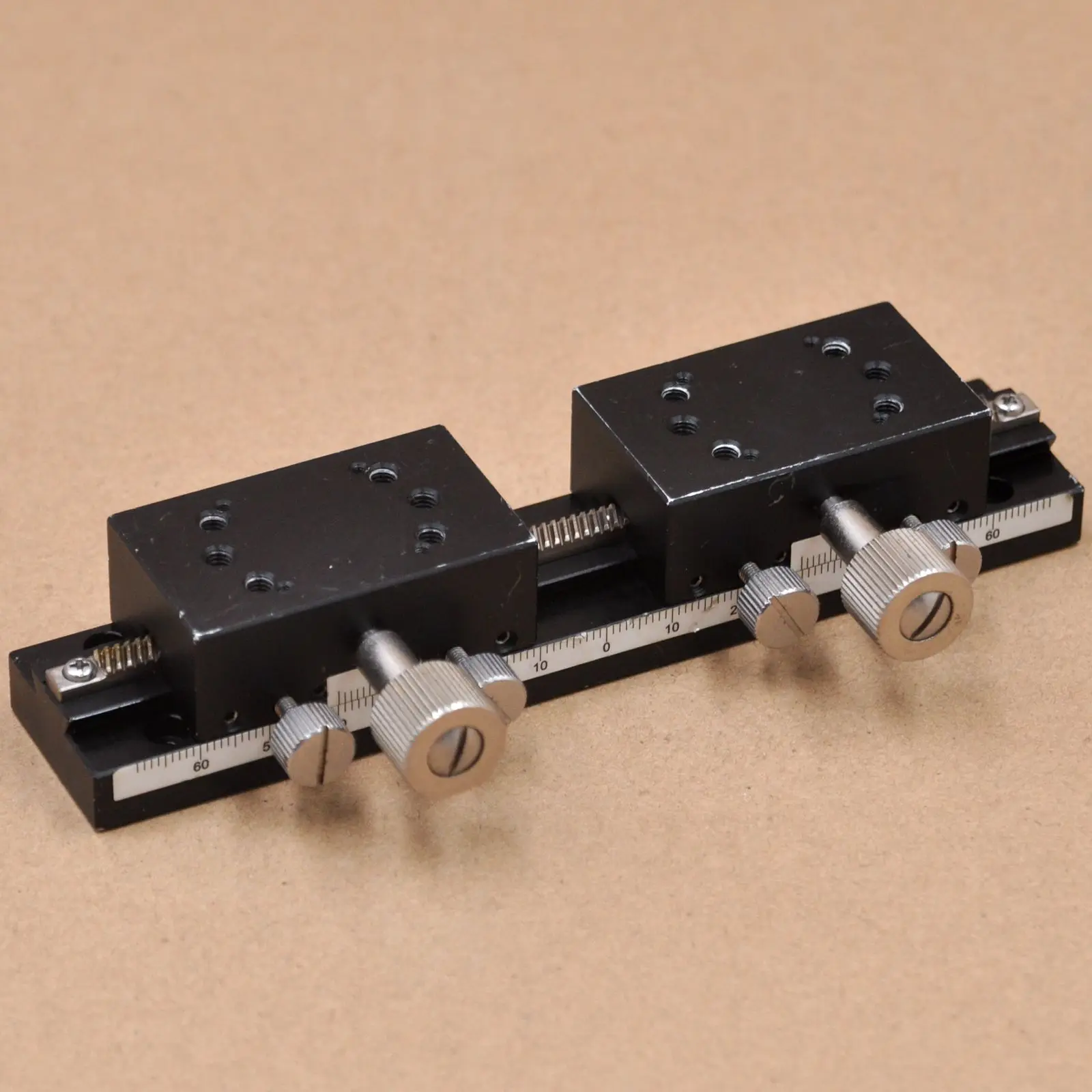 

X-axis ручной раздвижной стол Высокая точность ласточкин хвост стойка и шины расширенного типа фототаблица размер 30*50 мм со шкалой