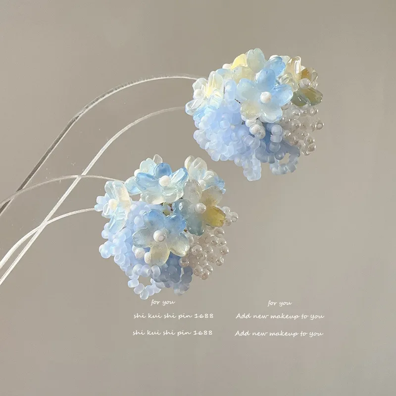 Серьги-гортензии из бисера кремового цвета с картиной маслом