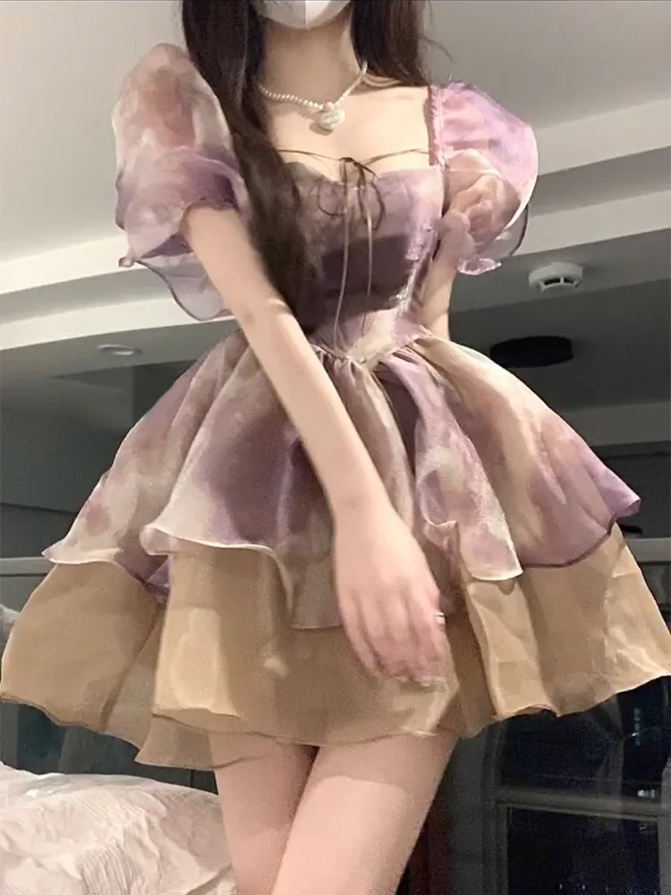 Платье в французском стиле с пышными рукавами и поясом