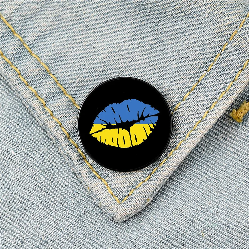 

Ukraine Flag kissing Pin Custom cute Brooches Shirt Lapel teacher tote Bag backpacks Badge Cartoon gift brooches pins for women