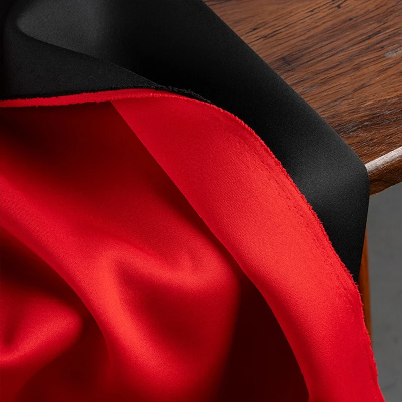 Двухцветная космическая хлопковая ткань черно-красная двусторонняя для шитья