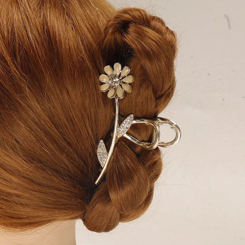 

Metal flower Hair Claws Hair Accessories Chic Heart Pearl Barrettes Hairclips Women Hairpins Ladies Hairgrip Headwear Girls Crab