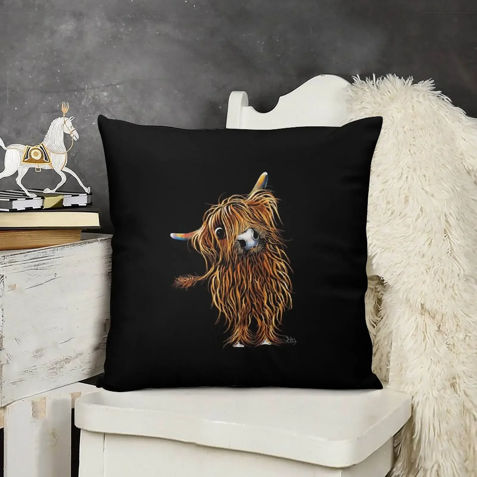 HiGHLaND CoW PRiNT SCoTTiSH ɼoooWeee' BY SHiRLeY MacARTHuR Декоративная подушка Наволочки