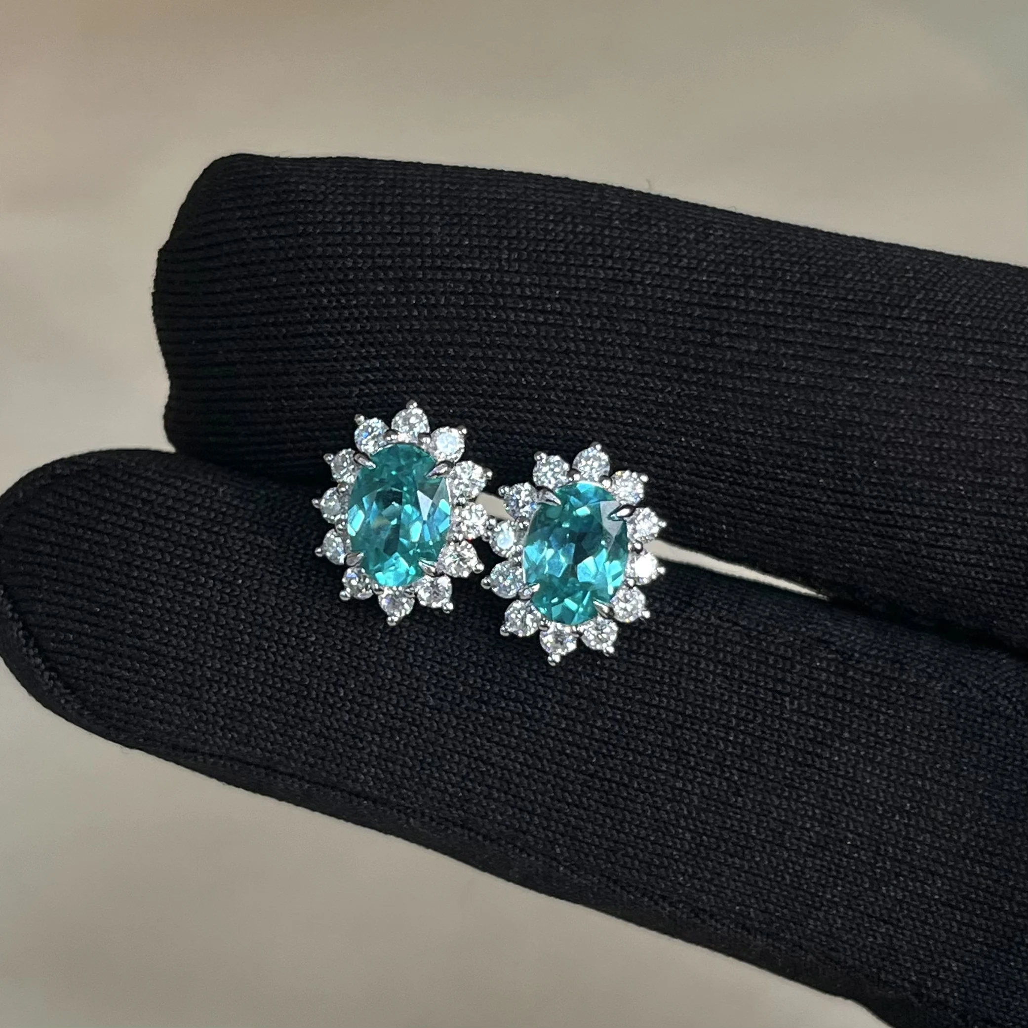 Фото Серьги-пусеты из стерлингового серебра S925 с культивированными камнями Параиба, 2,4 карата, в стиле принцессы Дианы, для женщин. №5