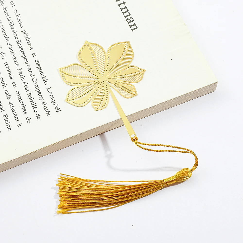 Цветочные металлические закладки с золотыми кисточками подходят для любителей
