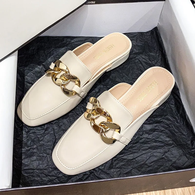 

Шлепанцы женские из мягкой лакированной кожи, с закрытым носком, на резиновой подошве