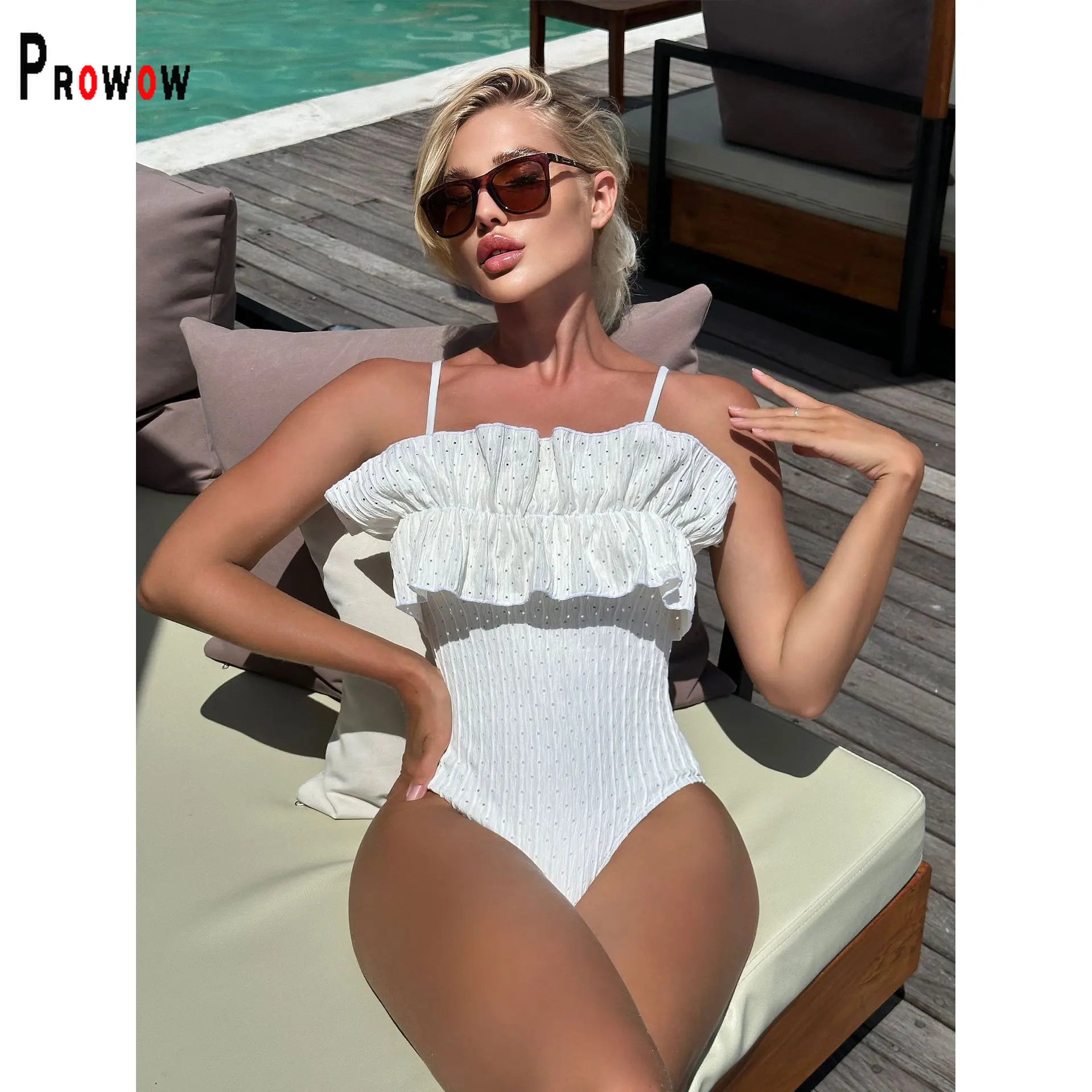 

Бикини женское цельнокроеное с оборками, белого цвета