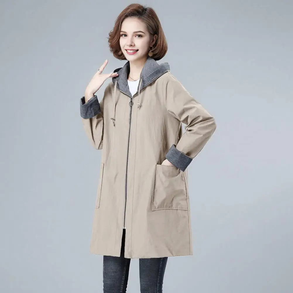 Женская ветровка с капюшоном на молнии большими карманами